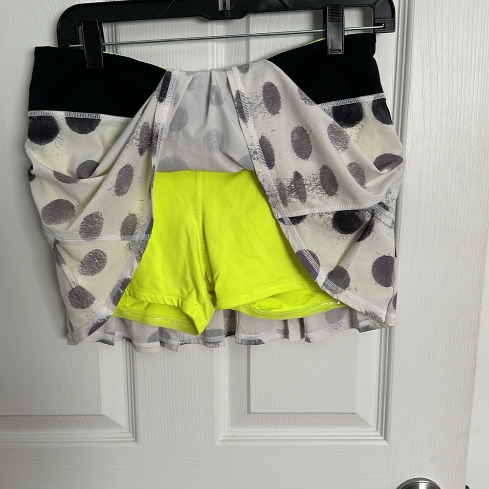 Lululemon Pacesetter Tennis skirt- 6 reg - Picture 4 of 4